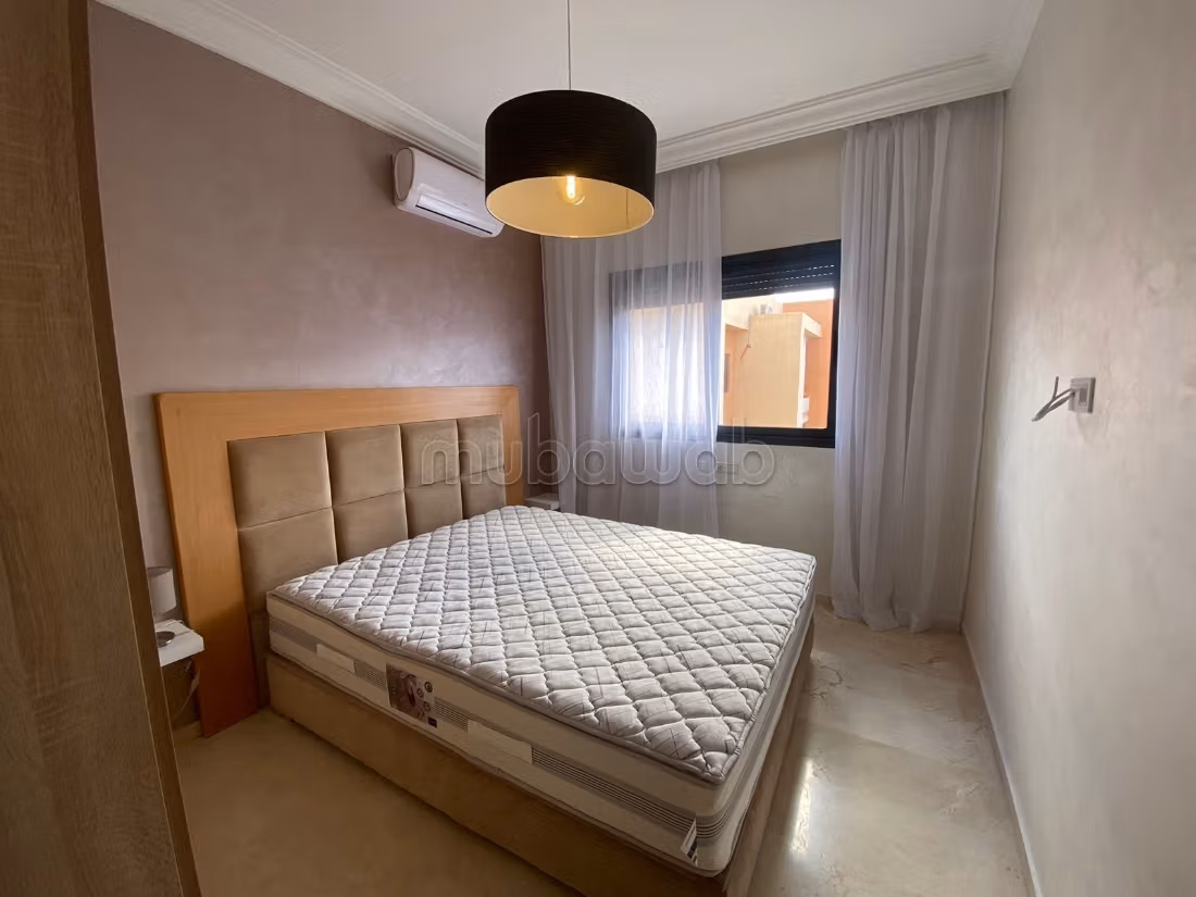 Location d'un appartement à Hay Targa. 
Surface de 80 m². 
Meublé