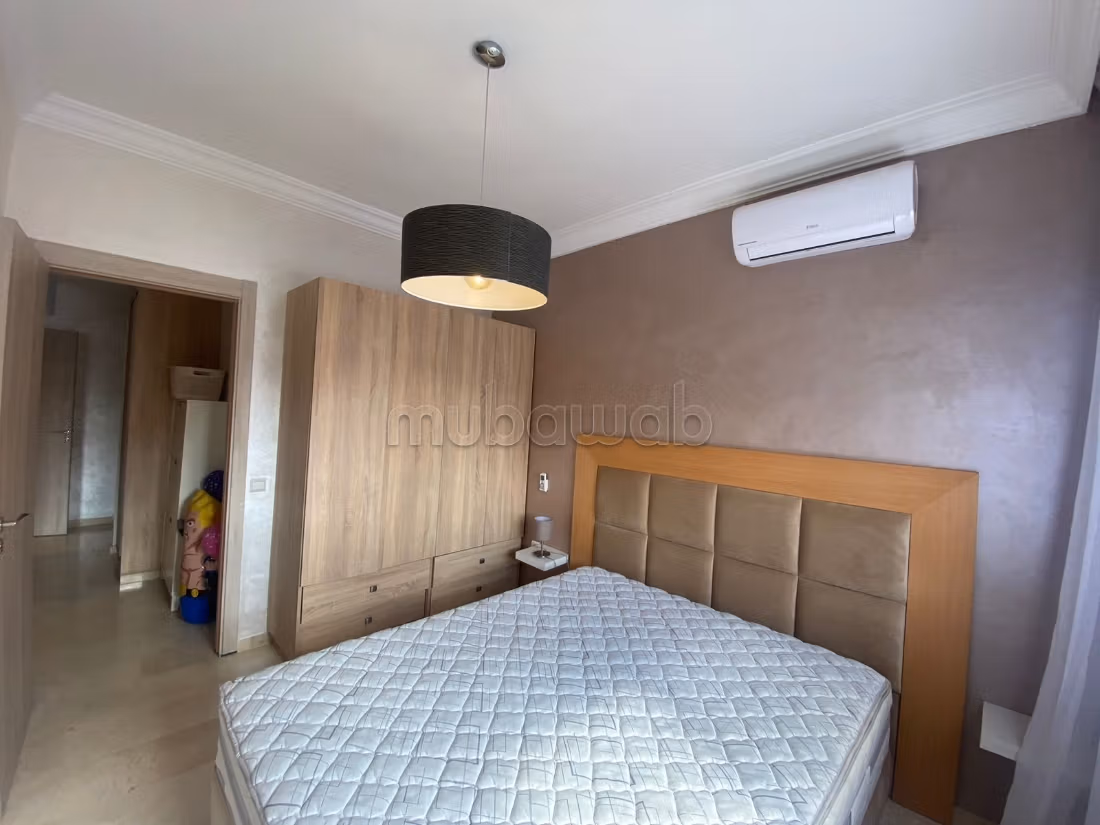 Location d'un appartement à Hay Targa. 
Surface de 80 m². 
Meublé