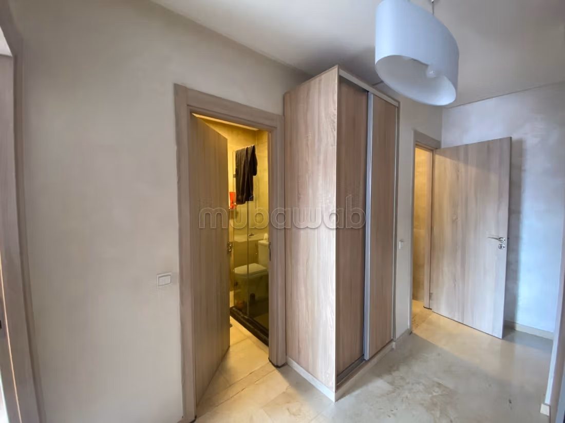 Location d'un appartement à Hay Targa. 
Surface de 80 m². 
Meublé