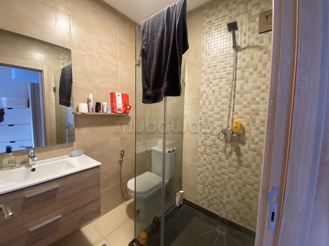 Location d'un appartement à Hay Targa. 
Surface de 80 m². 
Meublé