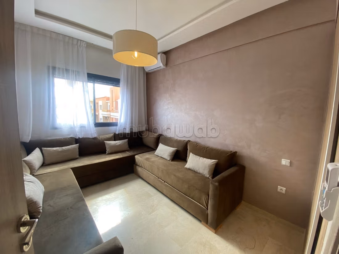 Location d'un appartement à Hay Targa. 
Surface de 80 m². 
Meublé