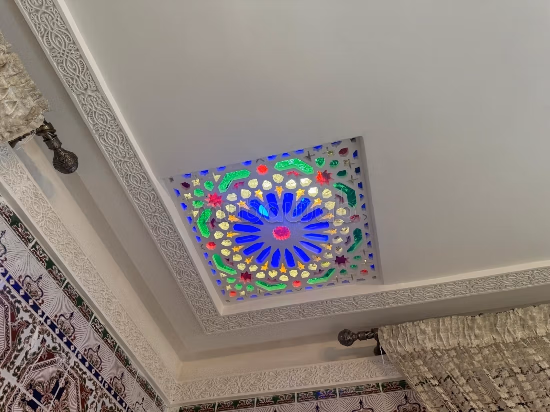 Maison de haute qualité à vendre à La cienda. Grande surface de 350 m². Salon traditionnel, résidence sécurisée