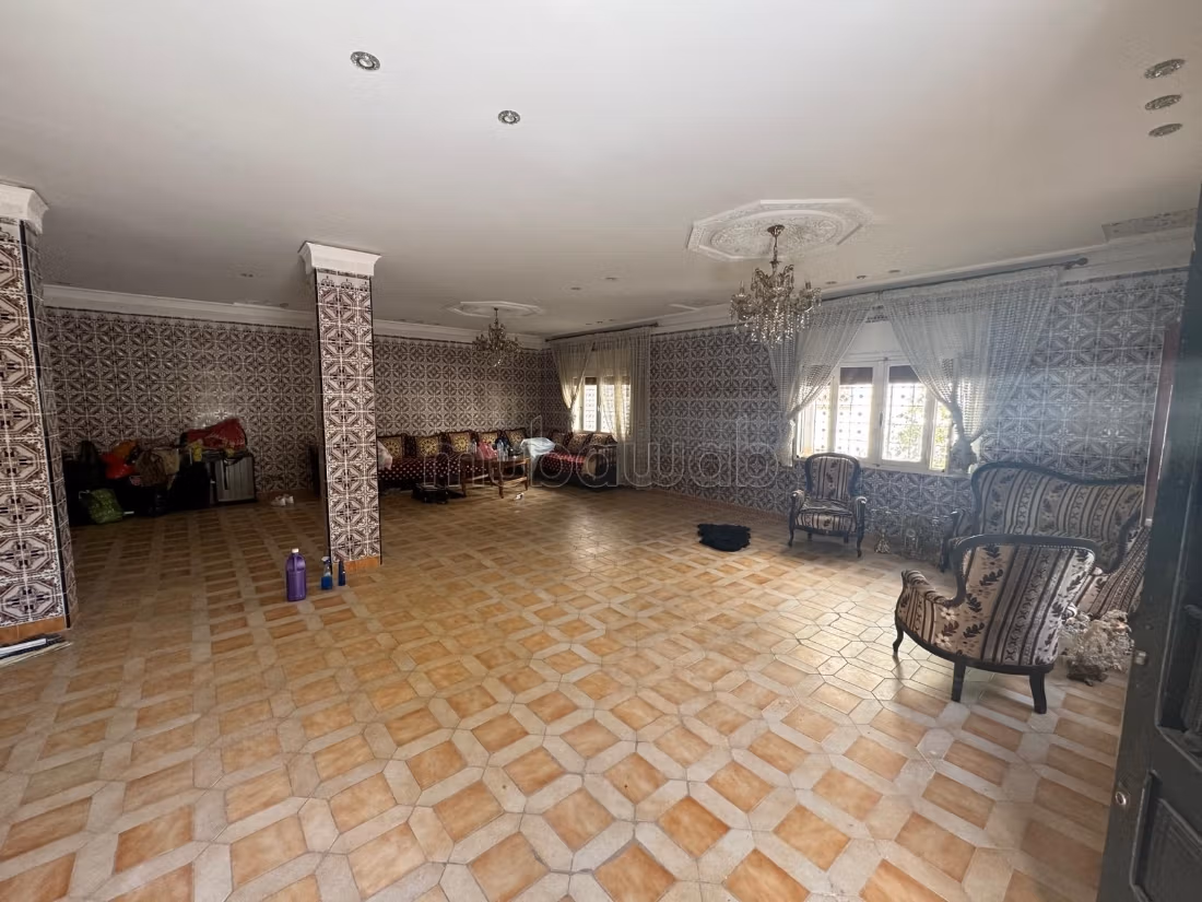 Maison de haute qualité à vendre à La cienda. Grande surface de 350 m². Salon traditionnel, résidence sécurisée