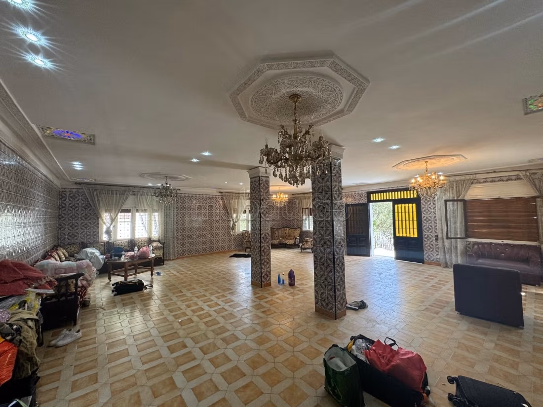 Maison de haute qualité à vendre à La cienda. Grande surface de 350 m². Salon traditionnel, résidence sécurisée