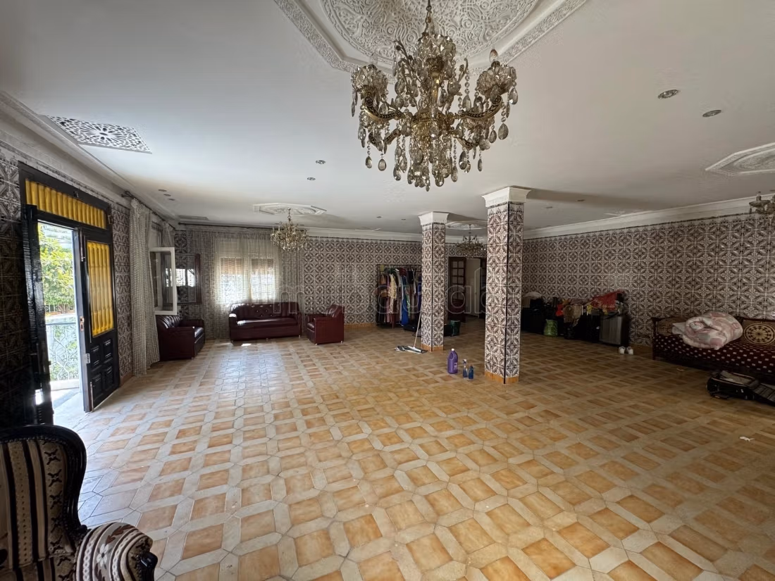 Maison de haute qualité à vendre à La cienda. Grande surface de 350 m². Salon traditionnel, résidence sécurisée