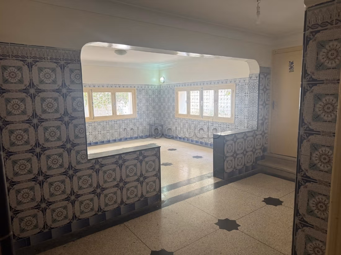 Maison de haute qualité à vendre à La cienda. Grande surface de 350 m². Salon traditionnel, résidence sécurisée