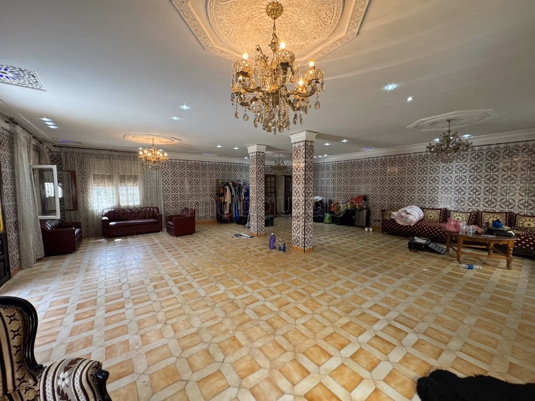 Maison de haute qualité à vendre à La cienda. Grande surface de 350 m². Salon traditionnel, résidence sécurisée