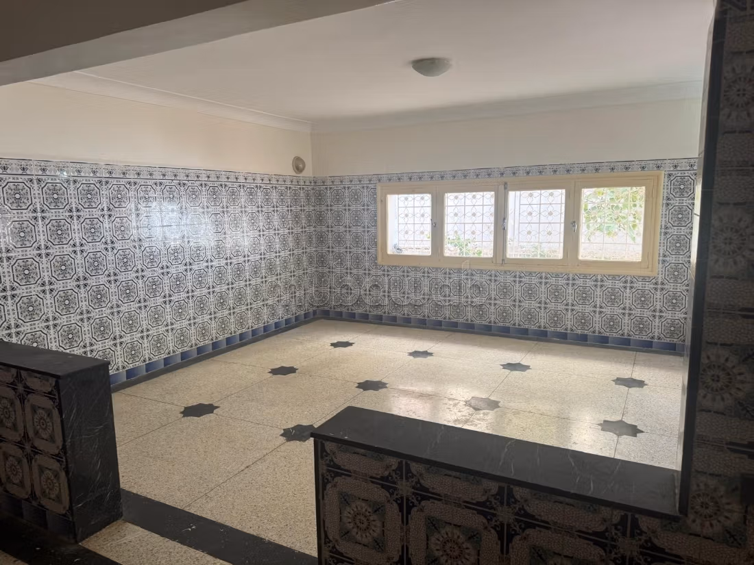 Maison de haute qualité à vendre à La cienda. Grande surface de 350 m². Salon traditionnel, résidence sécurisée