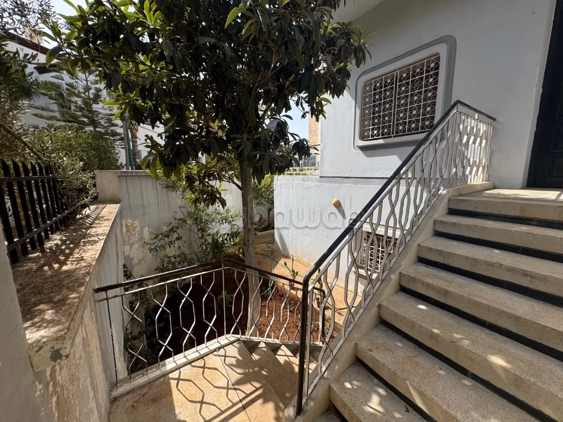 Maison de haute qualité à vendre à La cienda. Grande surface de 350 m². Salon traditionnel, résidence sécurisée