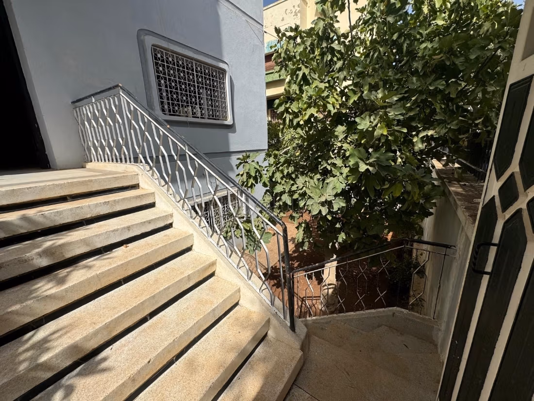 Maison de haute qualité à vendre à La cienda. Grande surface de 350 m². Salon traditionnel, résidence sécurisée