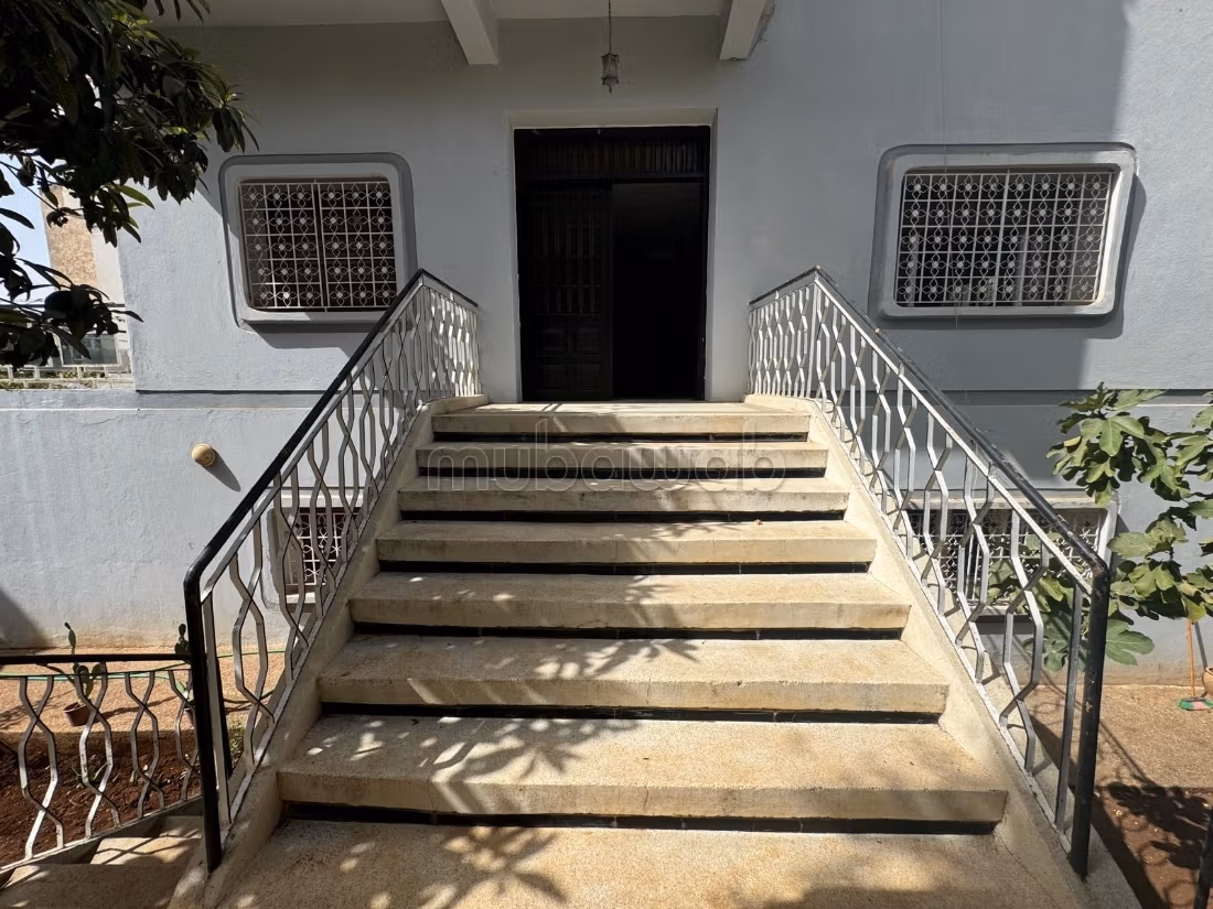Maison de haute qualité à vendre à La cienda. Grande surface de 350 m². Salon traditionnel, résidence sécurisée