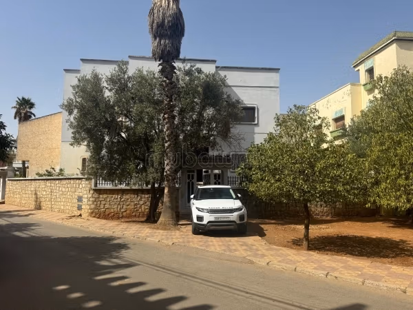 Maison de haute qualité à vendre à La cienda. Grande surface de 350 m². Salon traditionnel, résidence sécurisée
