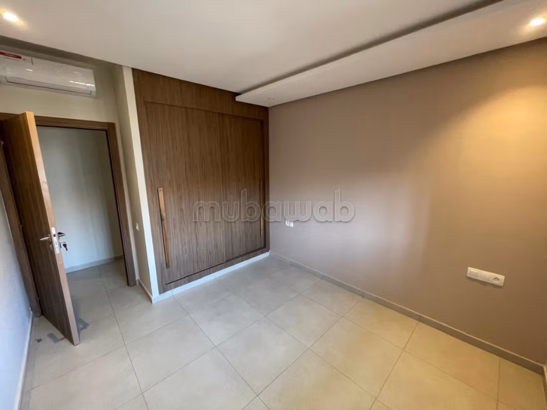 For rent – Superb apartment with large terrace and pool view