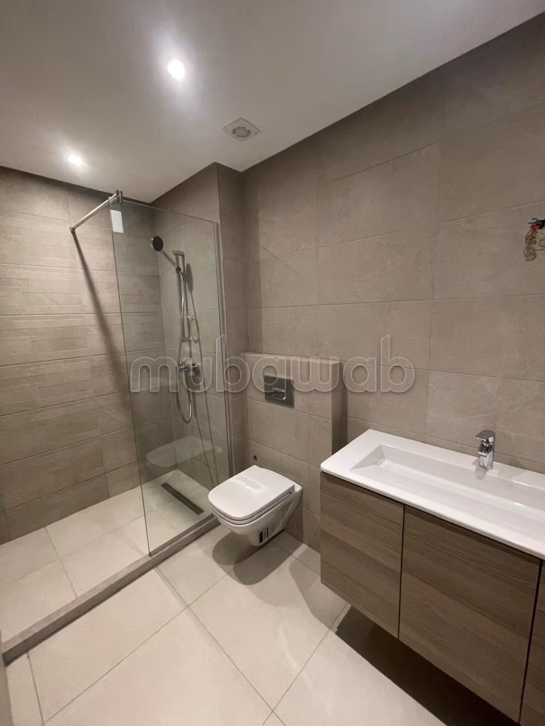For rent – Superb apartment with large terrace and pool view