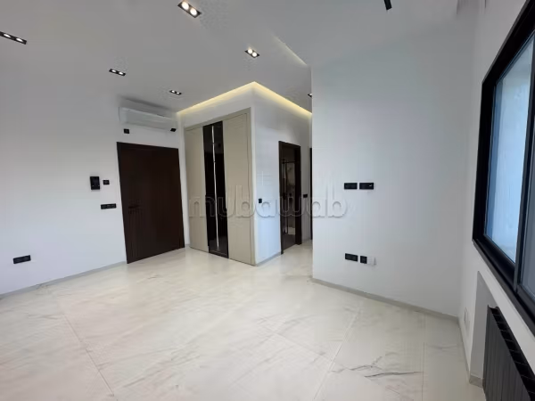 New S1 never inhabited with closed kitchen