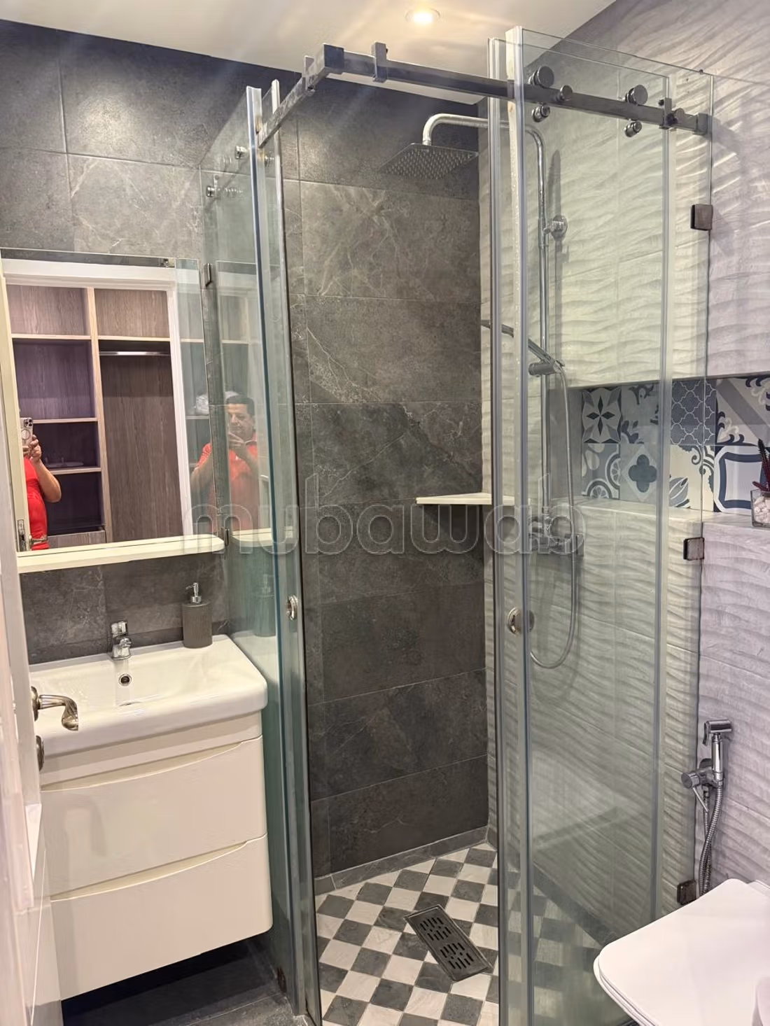 Splendido appartamento in affitto a Al Jawhar. L'area è di 60 m². Arredato.