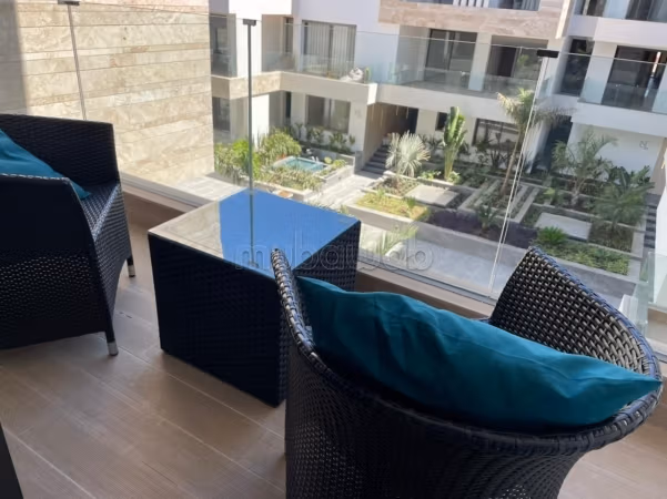 Bel appartement en location à Californie. 
1 belle chambre. 
Bien meublé