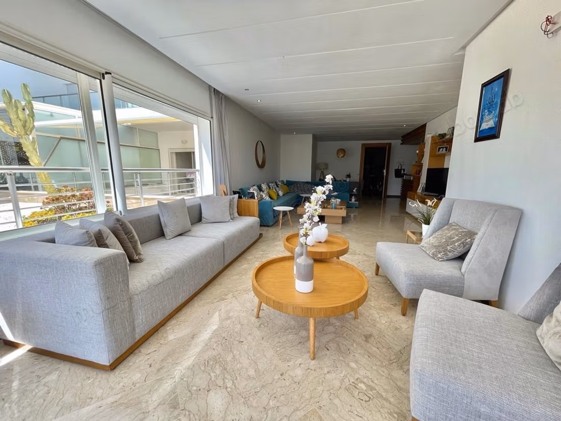 Luxueus gemeubileerd 2-slaapkamer appartement met terras