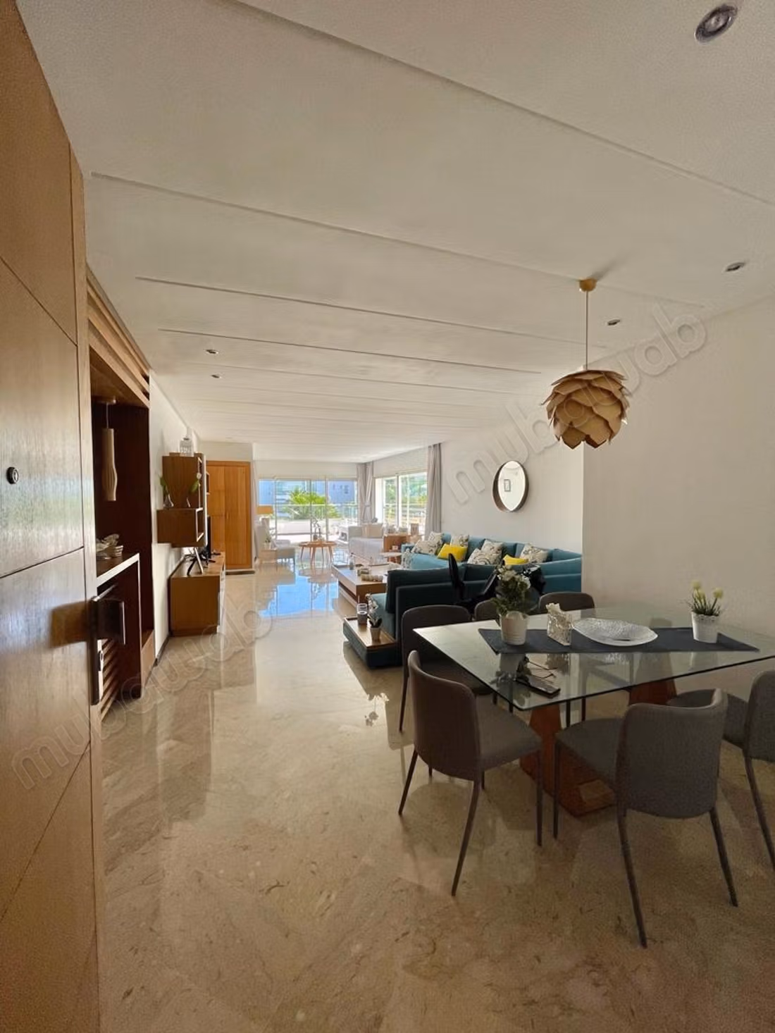 Luxueus gemeubileerd 2-slaapkamer appartement met terras