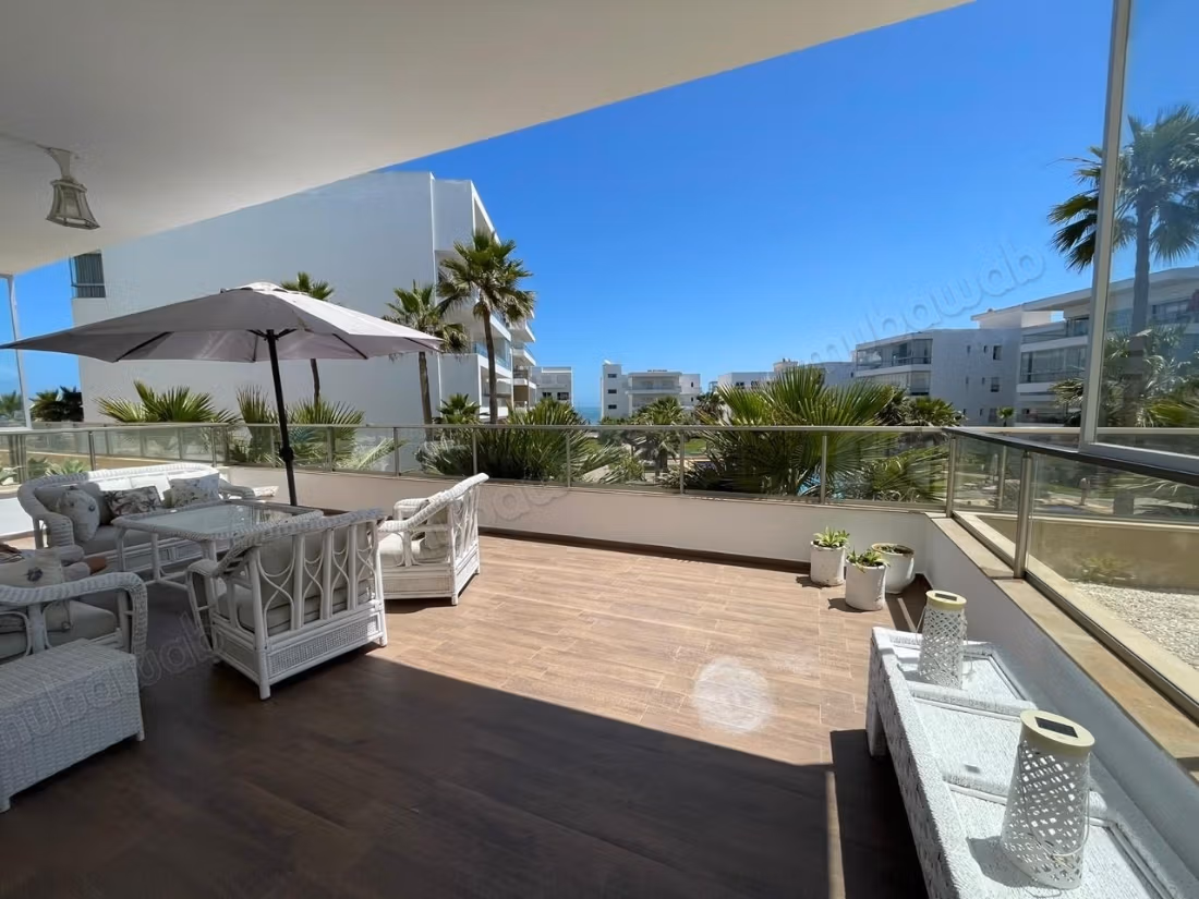 Luxueus gemeubileerd 2-slaapkamer appartement met terras