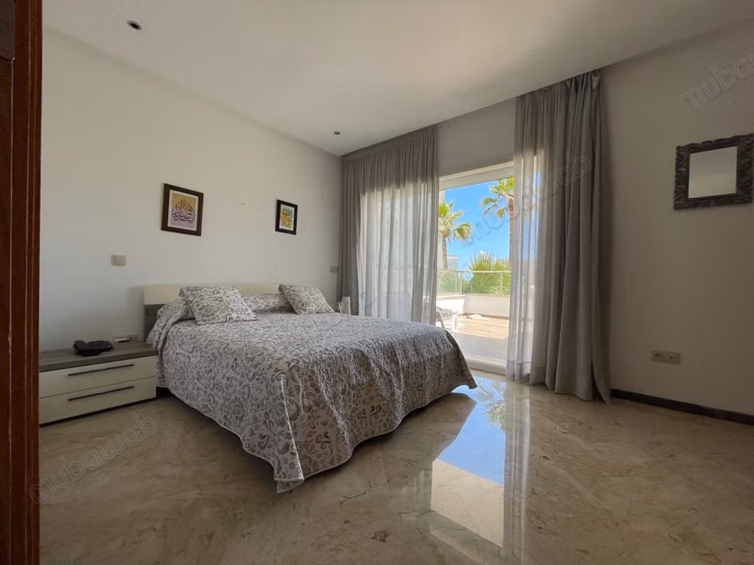 Luxueus gemeubileerd 2-slaapkamer appartement met terras