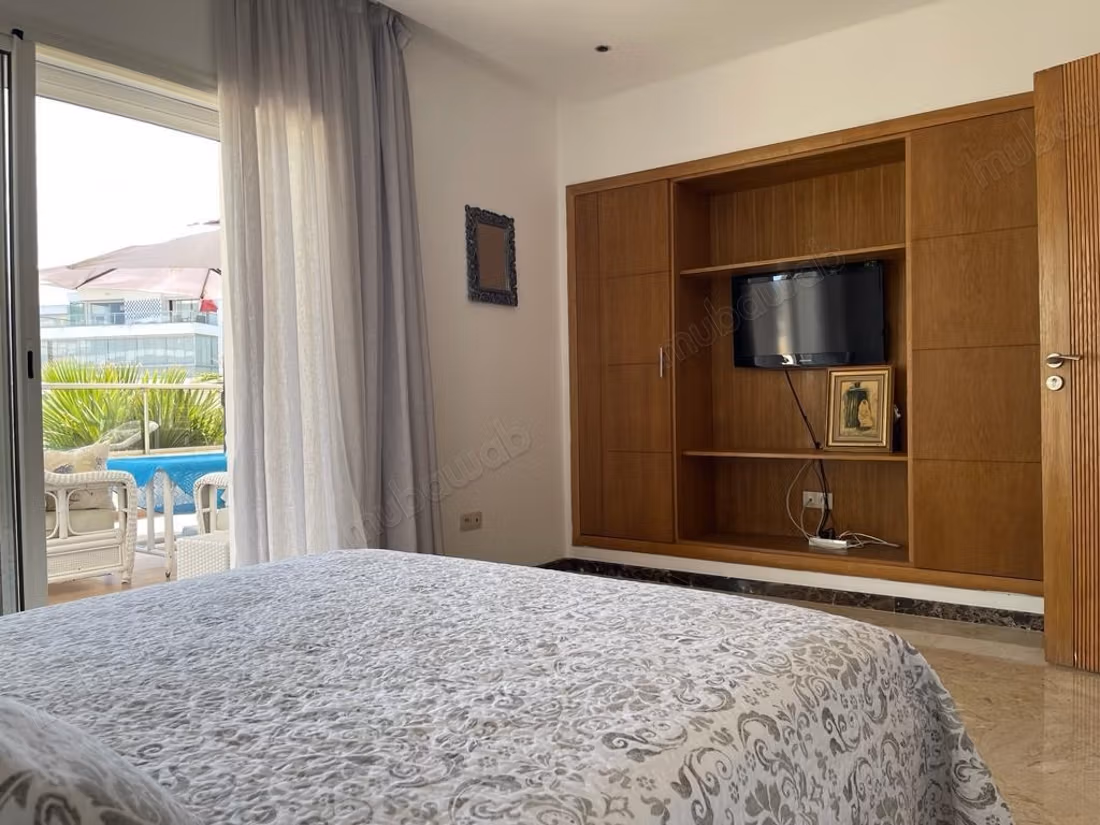 Luxueus gemeubileerd 2-slaapkamer appartement met terras