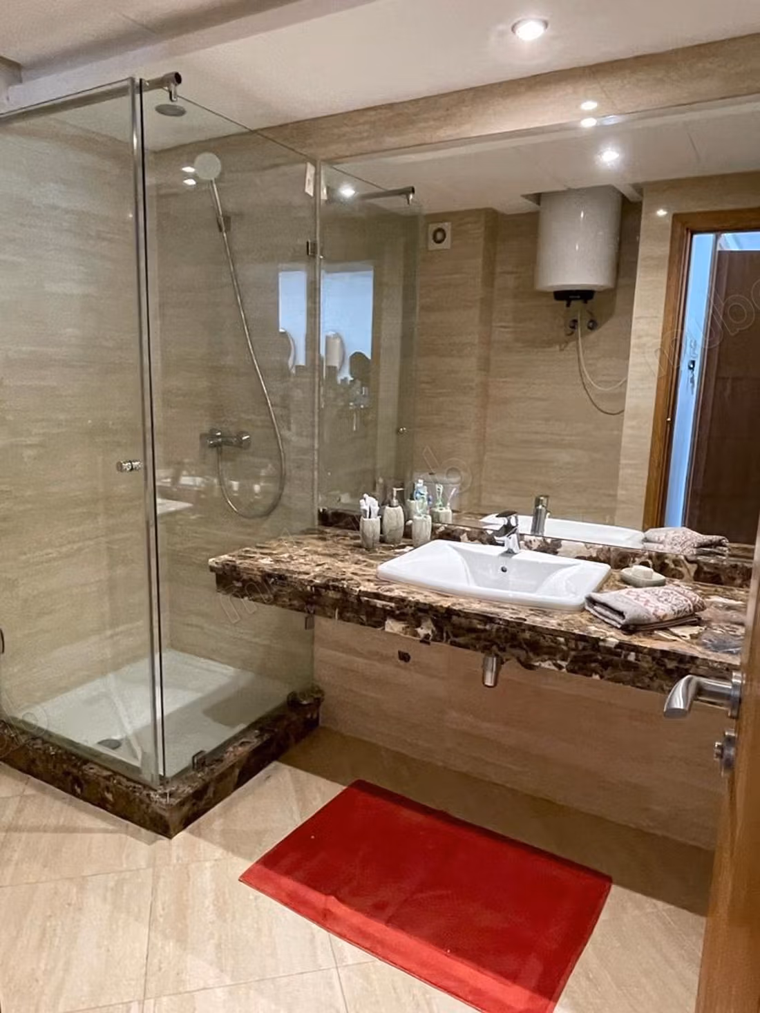Luxueus gemeubileerd 2-slaapkamer appartement met terras