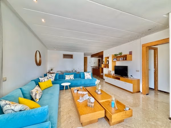 Luxurious furnished 2-bedroom apartment with terrace