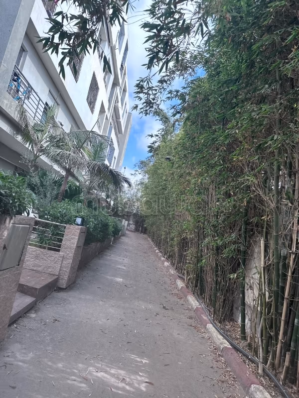 Vend appartement à Oulfa. 
2 chambres agréables. 
Avec garage et ascenseur