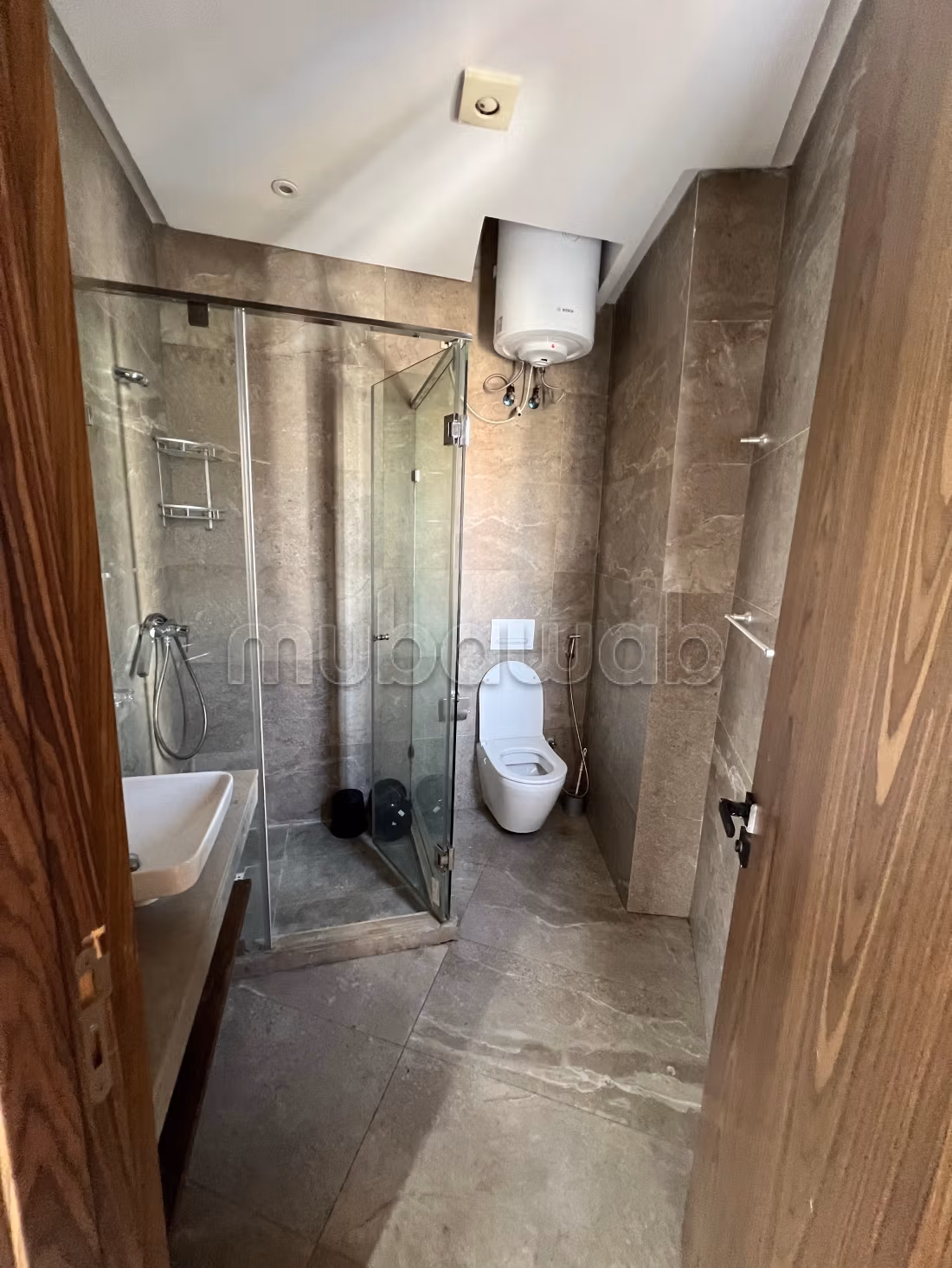 Location d'un appartement à Hermitage. 
Surface totale 63 m². 
Meublé