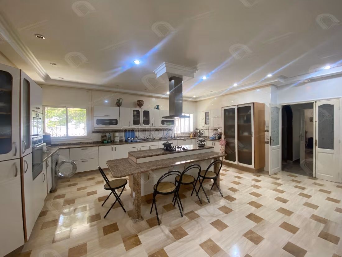 À vendre villa piscine terrain 2048 m²