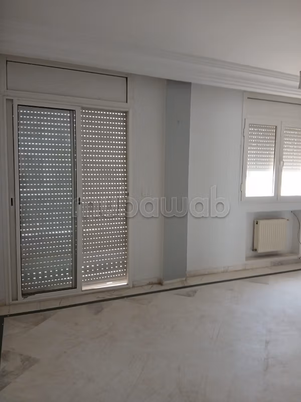An apartment for sale on the 6th floor of a residence (R7) equipped with an elevator of course.