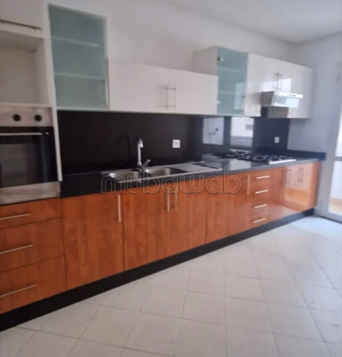 Appartement en location à Racine. 
Surface totale 150 m². 
Air conditionné et cheminée