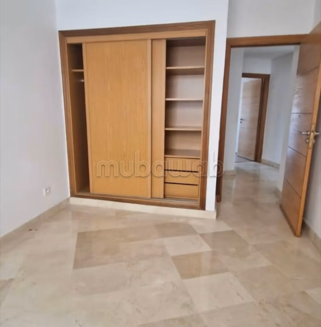 Appartement en location à Racine. 
Surface totale 150 m². 
Air conditionné et cheminée