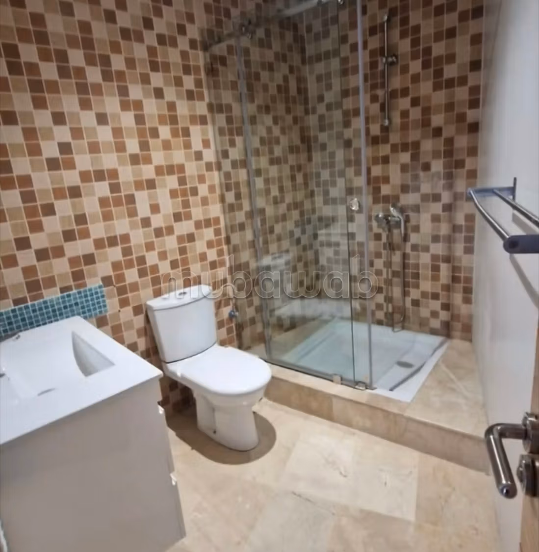 Appartement en location à Racine. 
Surface totale 150 m². 
Air conditionné et cheminée