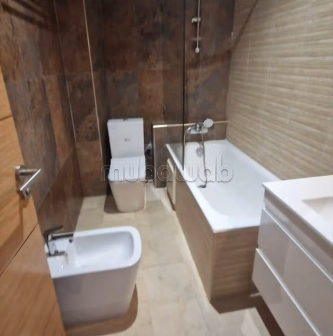 Appartement en location à Racine. 
Surface totale 150 m². 
Air conditionné et cheminée