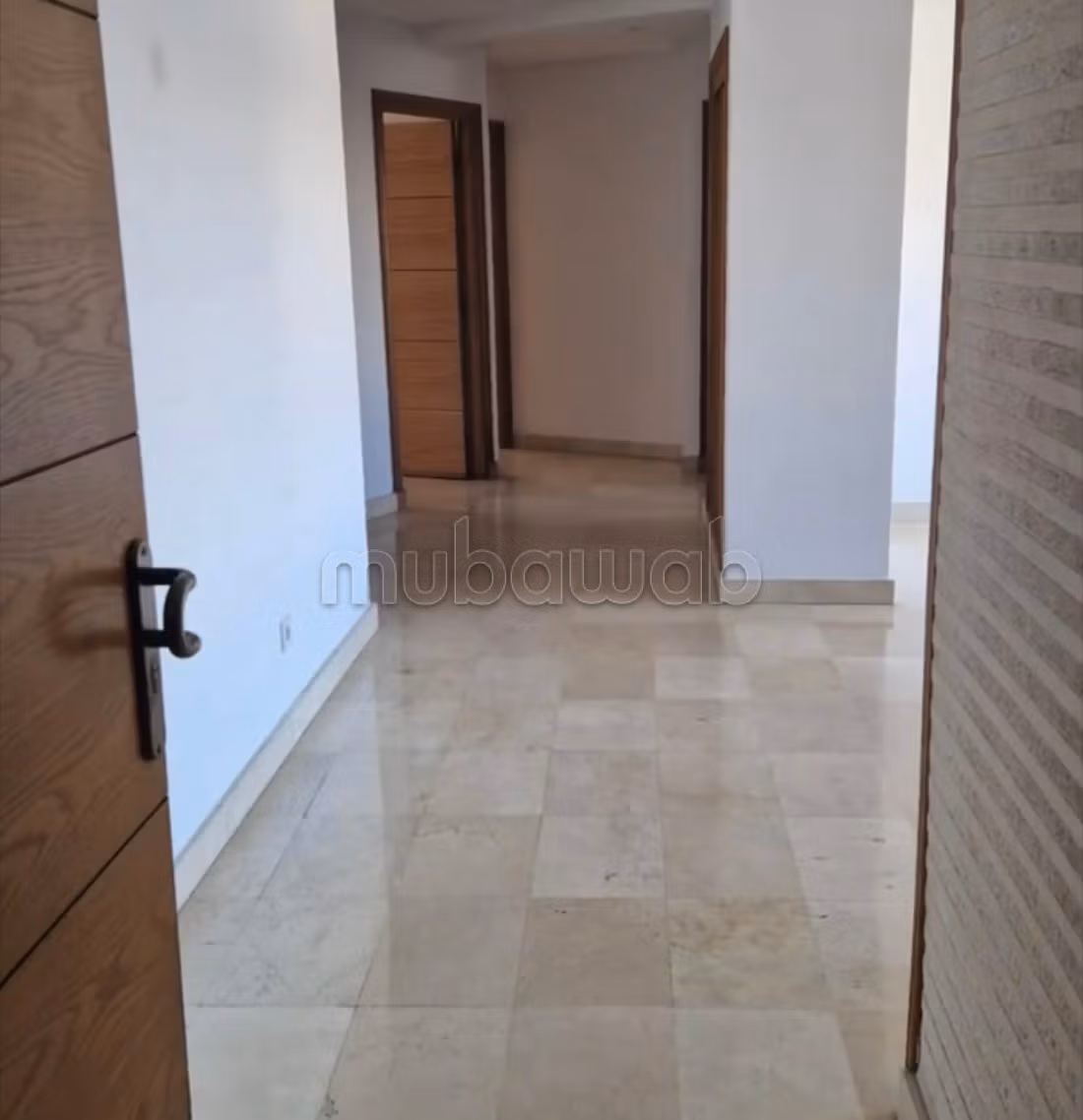 Appartement en location à Racine. 
Surface totale 150 m². 
Air conditionné et cheminée