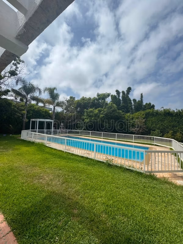 Magnifique villa à louer à Souissi. 5 chambres. Porte blindée et résidence sécurisée