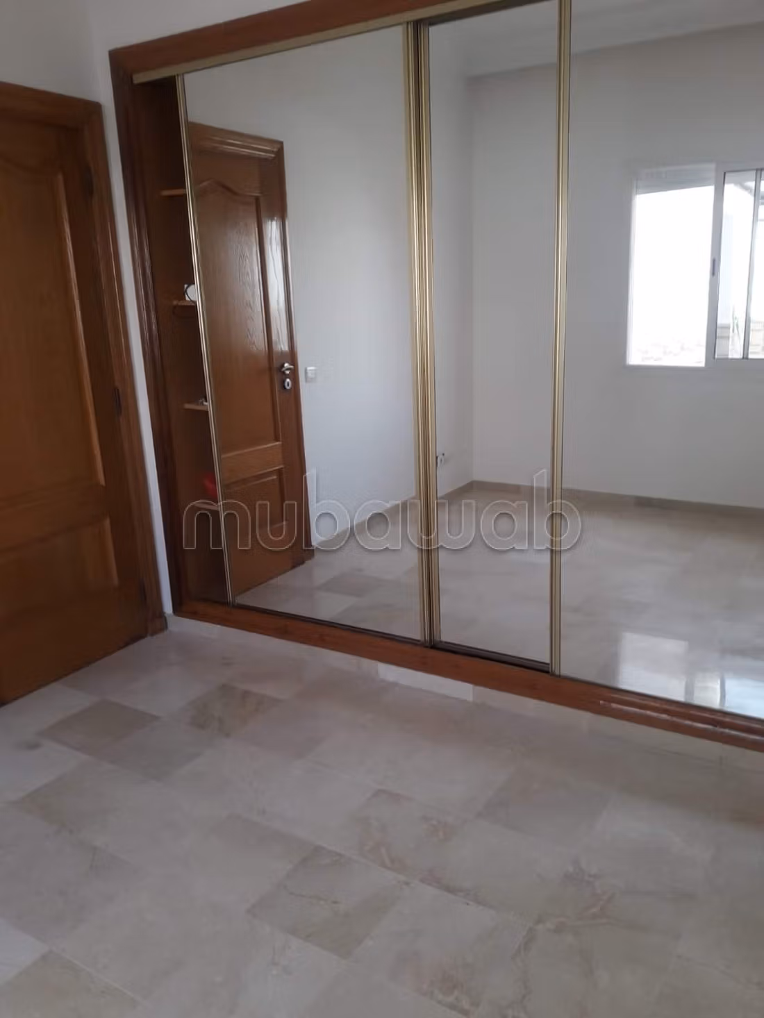 Sunny apartment for rent empty in Racine