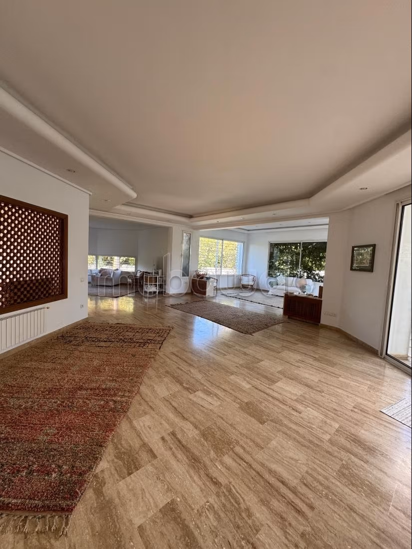 Location villa de haut standing à Souissi. 
Surface de 2000 m². 
Porte blindée et parabole