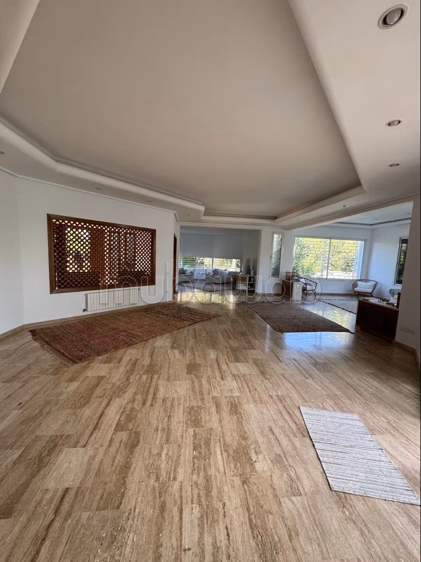 Location villa de haut standing à Souissi. 
Surface de 2000 m². 
Porte blindée et parabole