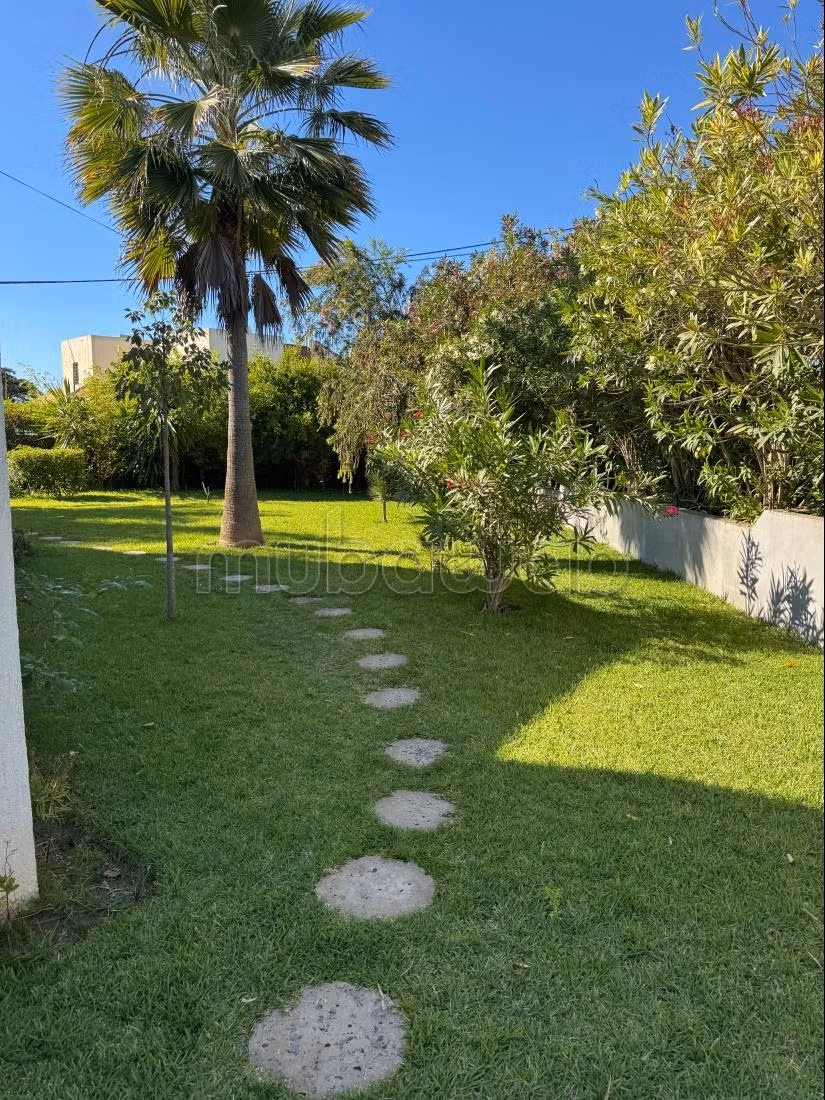 Location villa de haut standing à Souissi. 
Surface de 2000 m². 
Porte blindée et parabole
