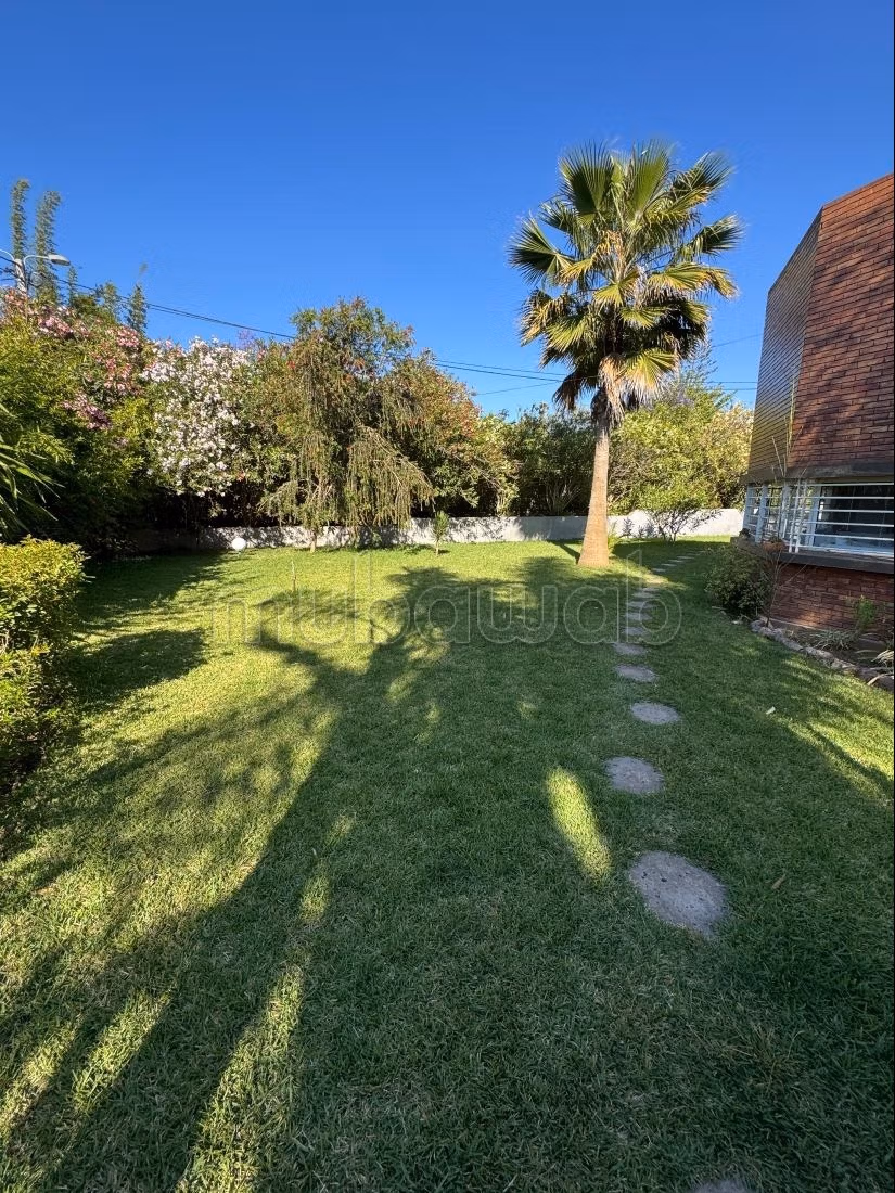 Location villa de haut standing à Souissi. 
Surface de 2000 m². 
Porte blindée et parabole
