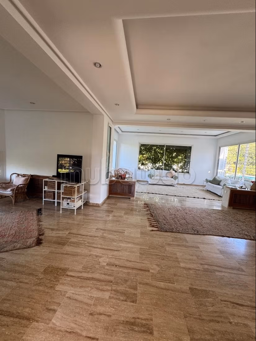 Location villa de haut standing à Souissi. 
Surface de 2000 m². 
Porte blindée et parabole