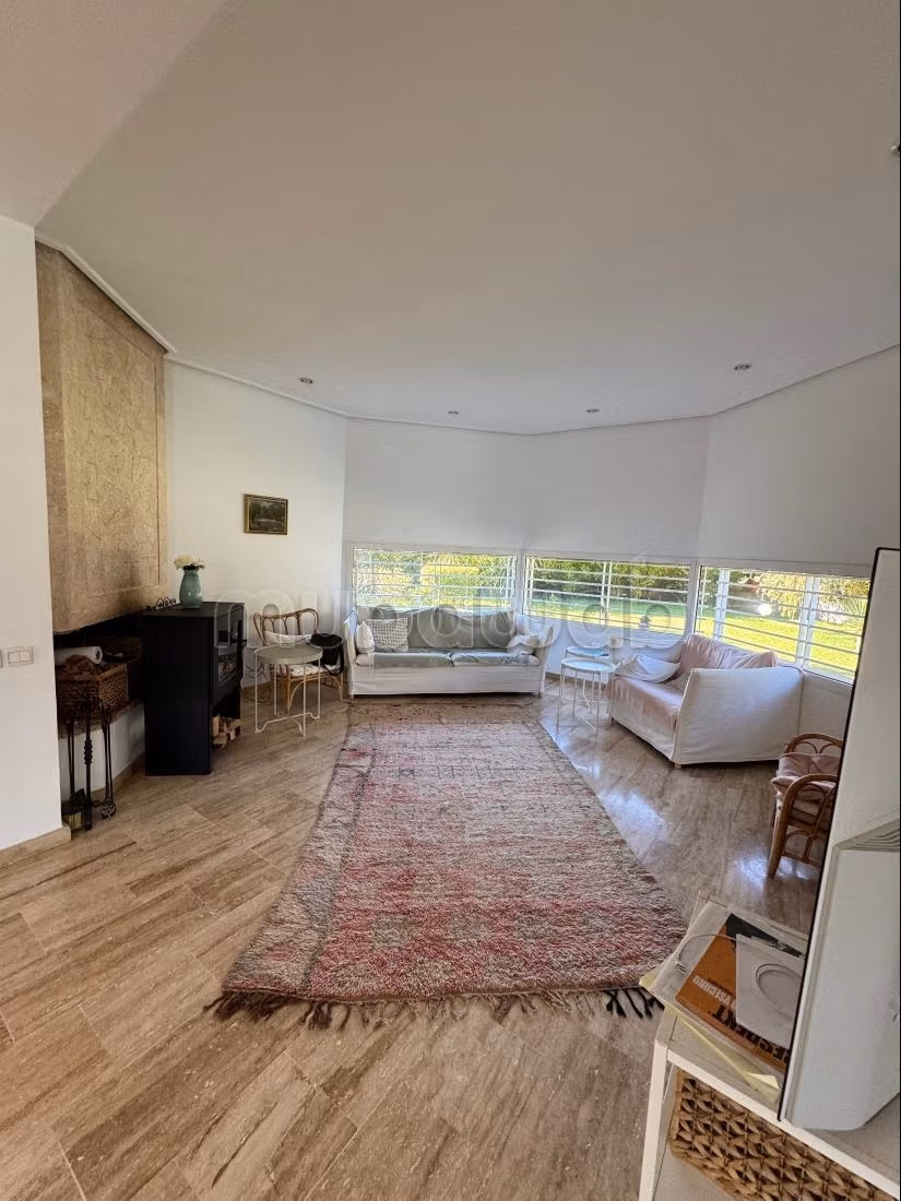 Location villa de haut standing à Souissi. 
Surface de 2000 m². 
Porte blindée et parabole