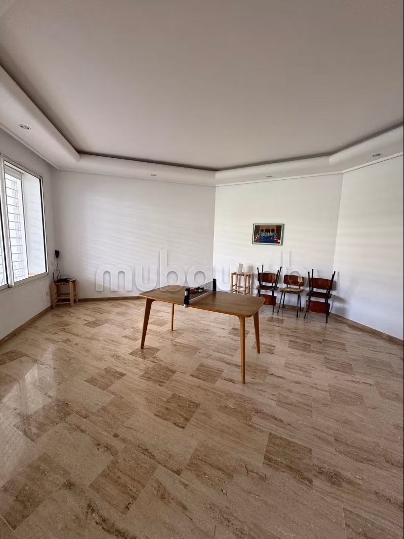Location villa de haut standing à Souissi. 
Surface de 2000 m². 
Porte blindée et parabole