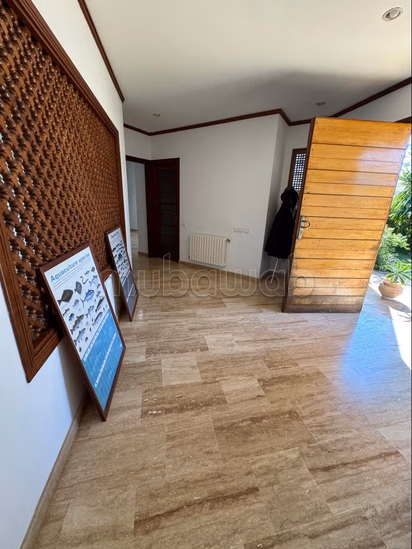 Location villa de haut standing à Souissi. 
Surface de 2000 m². 
Porte blindée et parabole