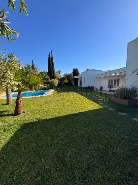 Affitto villa di alto standing a Souissi. Superficie di 2000 m². Porta blindata e ricezione satellitare.