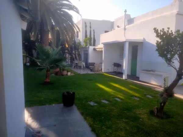 Villa amueblada con gran jardín
