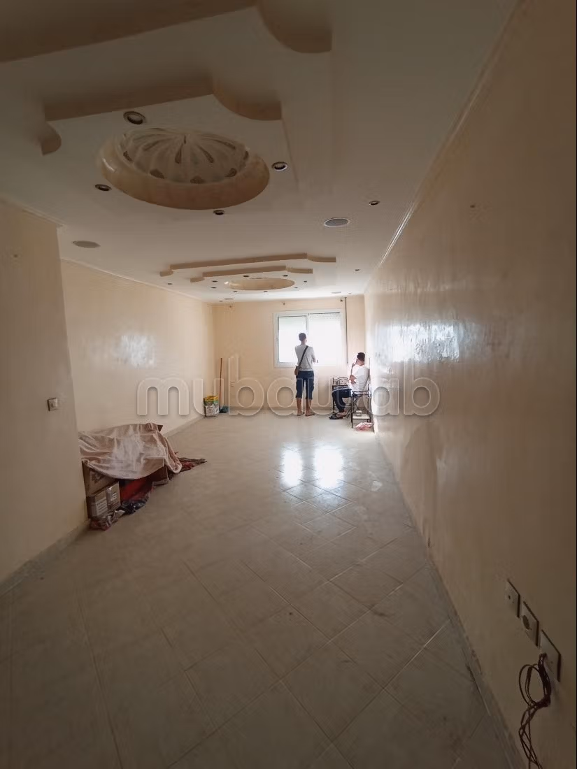 Vend appartement à Hay Hassani.
4 grandes pièces.
Résidence avec concierge — 2